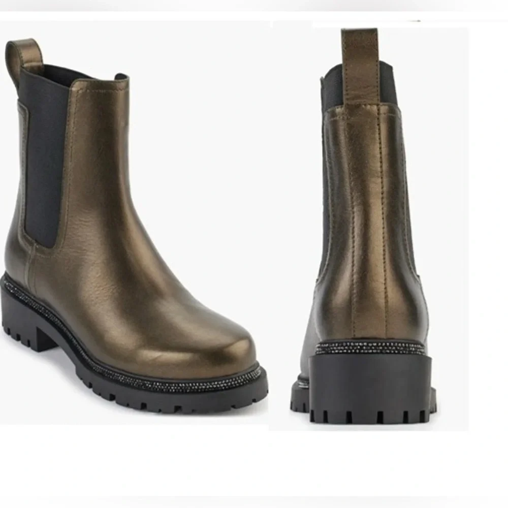 NIB- DKNY Chelsea boot